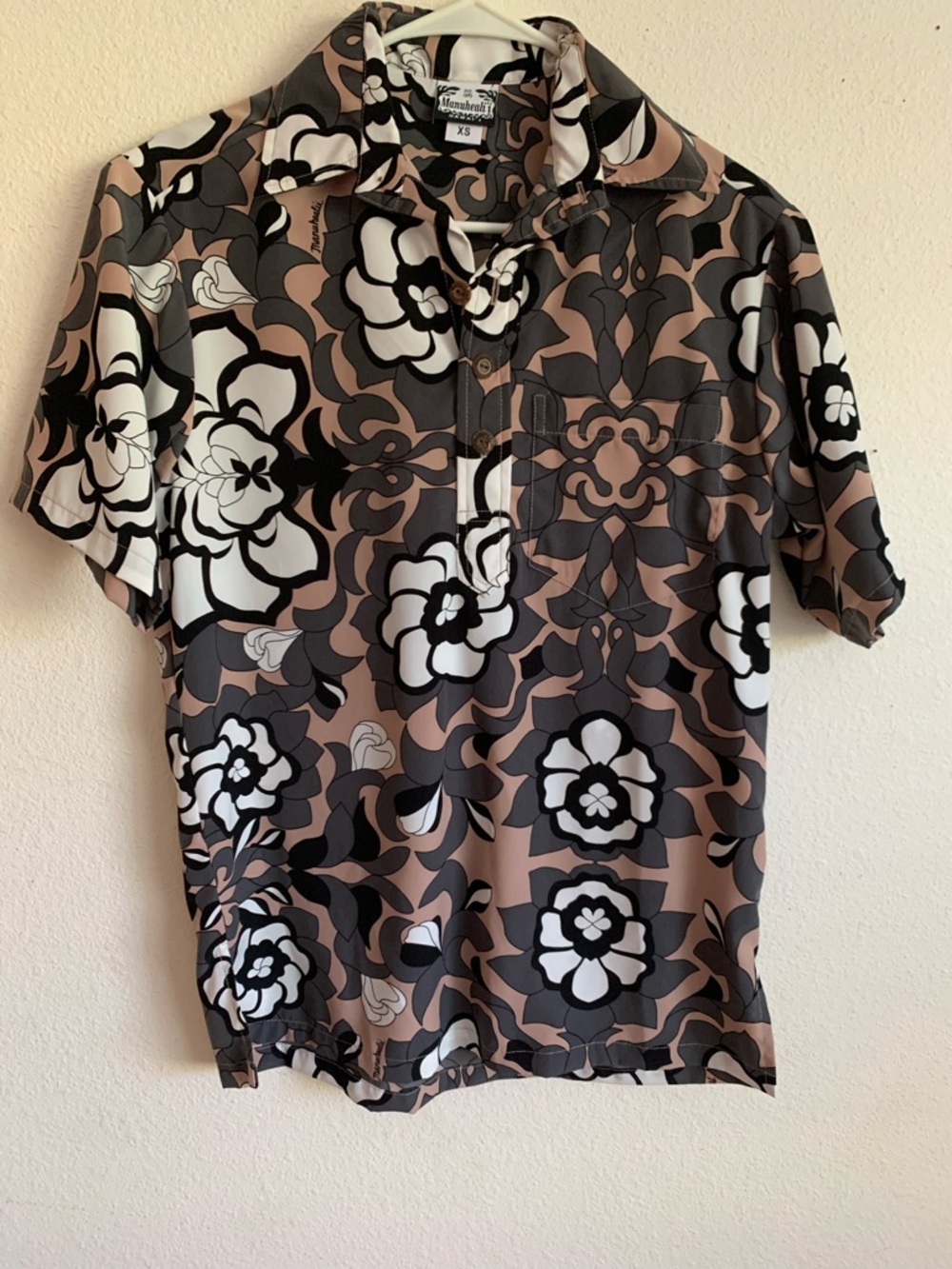 Manuheali'i Black, Gray and Blush Patterned Top